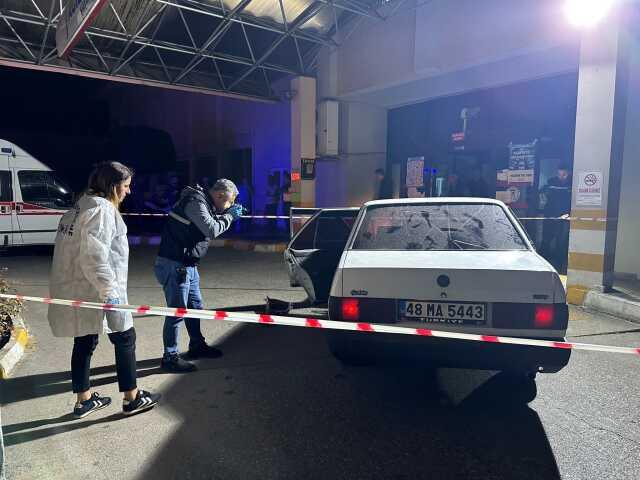 Silahlı saldırıda ağır yaralanan kadın, hastaneye kendi kullandığı otomobille gitti Silahlı saldırıda ağır yaralanan kadın, hastaneye kendi kullandığı otomobille gitti