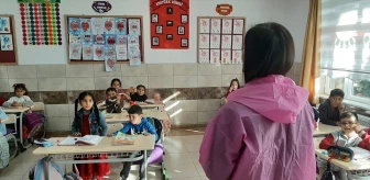 Sınıf Öğretmeni Tuğba Öztürk, Ses Eğitiminde Objeleri Kullanıyor