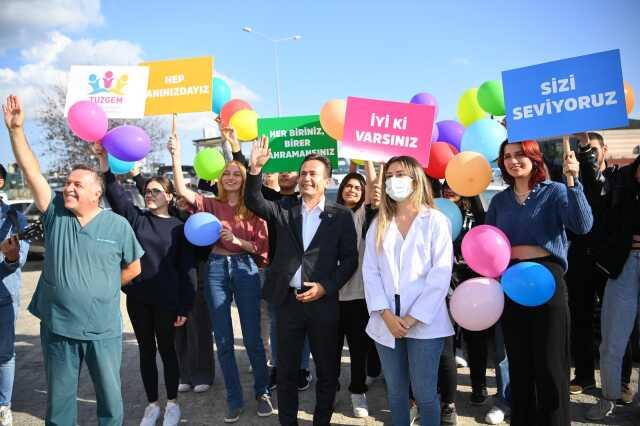 Tuzla Belediye Başkanı Şadi Yazıcı ve gençlerden lösemili çocuklara moral ziyareti Tuzla Belediye Başkanı Şadi Yazıcı ve gençlerden lösemili çocuklara moral ziyareti