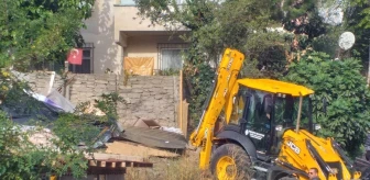 Ümraniye'de yıkım kararı verilen gecekondu belediye ekipleri tarafından yıkıldı
