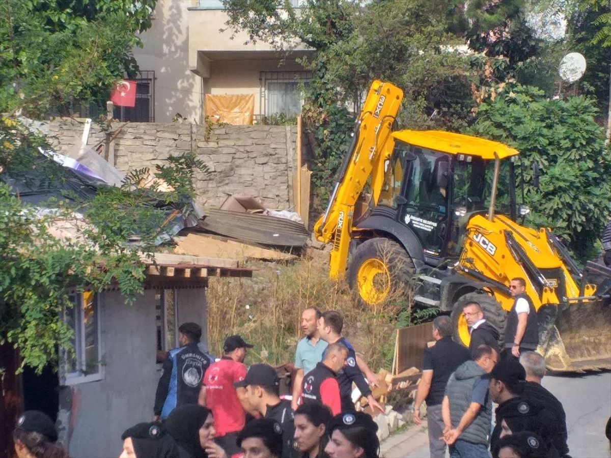 Ümraniye'de yıkım kararı verilen gecekondu belediye ekipleri tarafından yıkıldı