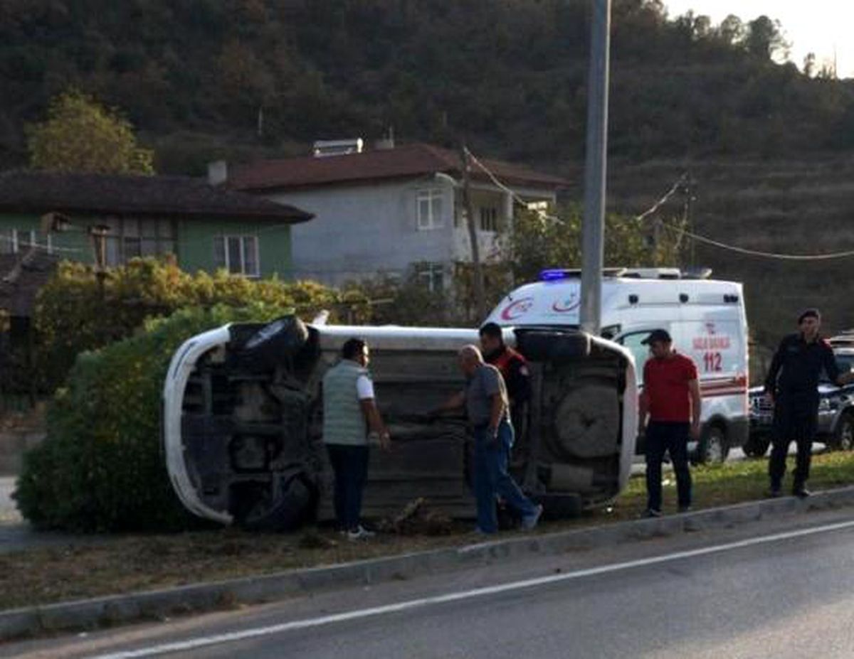 Amasya'da otomobil devrildi, 4 kişi yaralandı