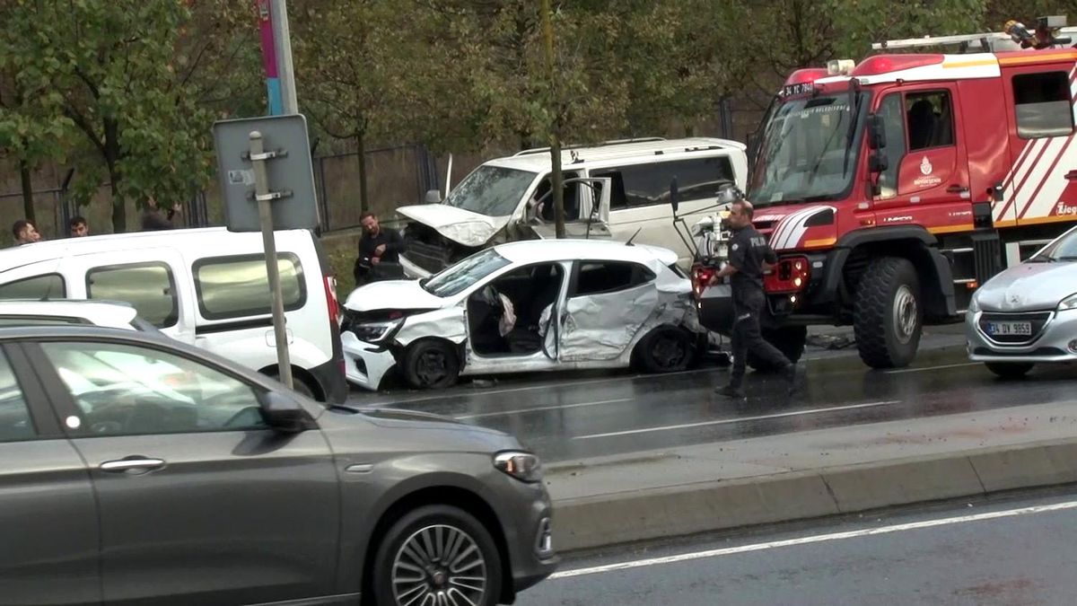 Bağcılar'da Zincirleme Trafik Kazası: 9 Yaralı