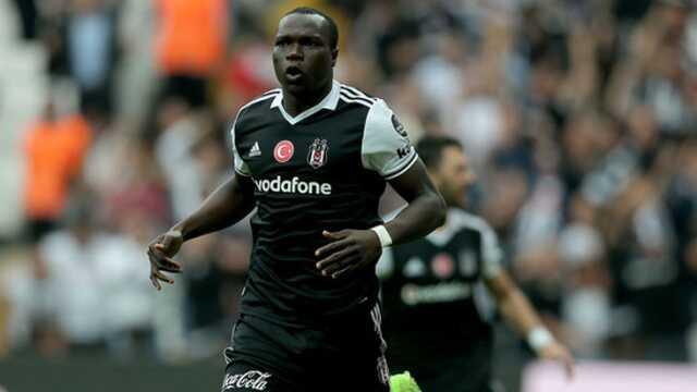 Beşiktaş'ta deprem! Aboubakar, ısınırken bir kez daha sakatlandı Beşiktaş'ta deprem! Aboubakar, ısınırken bir kez daha sakatlandı