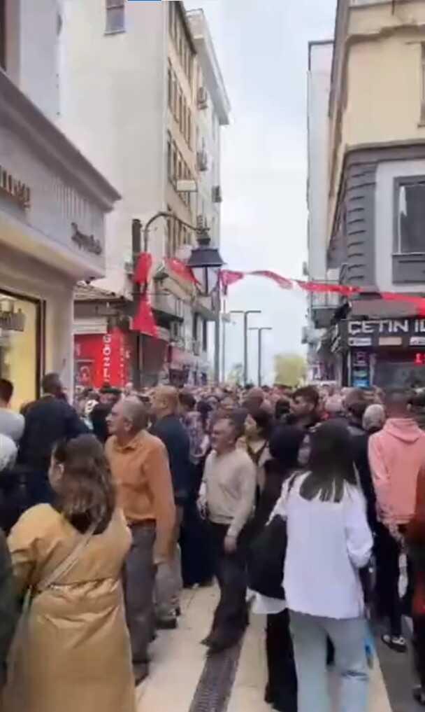 Dilan Polat iddiası ilçeyi karıştırdı! Haberi duyan yüzlerce kişi kuyumcu dükkanına akın etti Dilan Polat iddiası ilçeyi karıştırdı! Haberi duyan yüzlerce kişi kuyumcu dükkanına akın etti