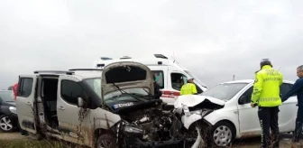 İnegöl'de hafif ticari araç ile otomobil çarpıştı: 5 yaralı