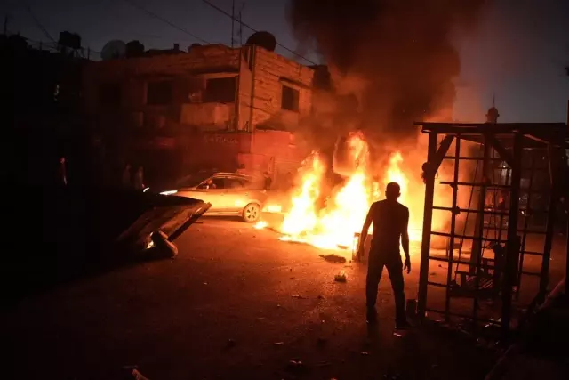 İsrail Askerleri Batı Şeria'da 18 Filistinliyi Öldürdü İsrail Askerleri Batı Şeria'da 18 Filistinliyi Öldürdü