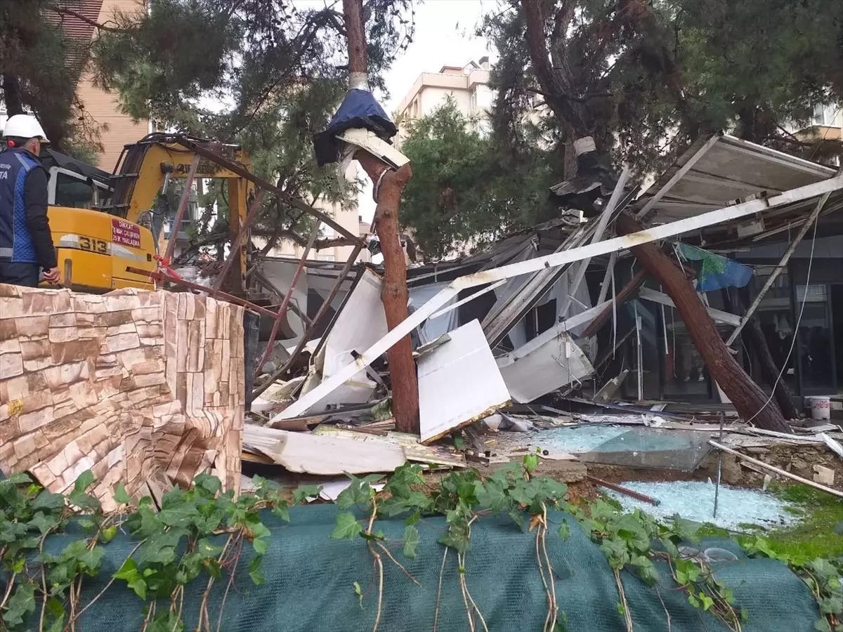 Maltepe'de yol genişletme çalışması kapsamında bir kafe yıkıldı