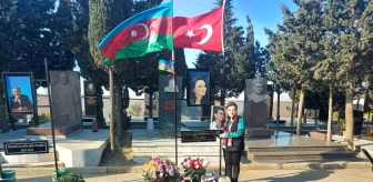 Ayşe Paslanmaz, Ganire Paşayeva'nın mezarına Türkiye toprağını götürdü