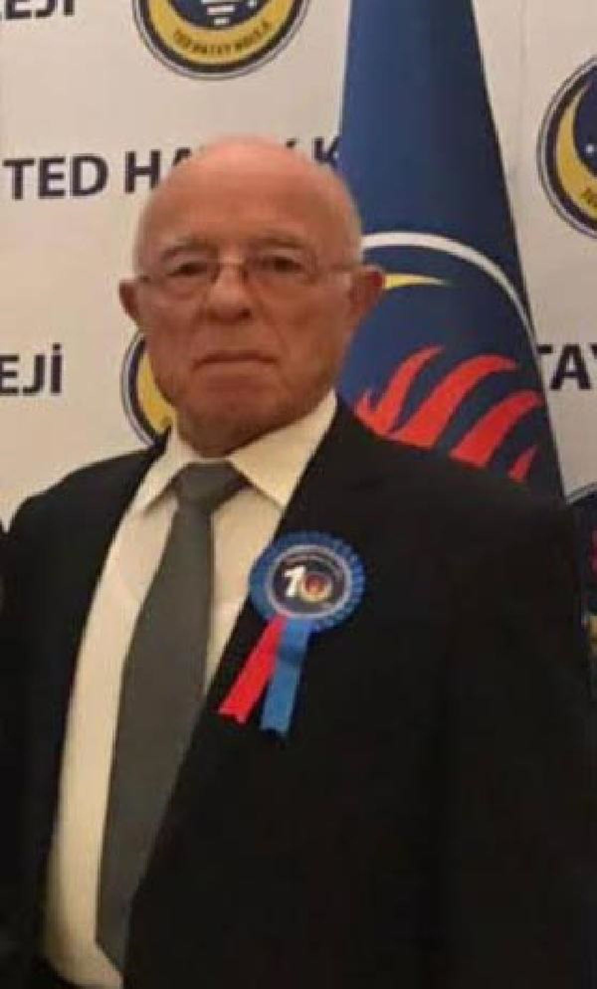 Depremde hayatını kaybedenlerin yakınları, müteahhit Mehmet Özat'ı yakalayıp polise teslim etti