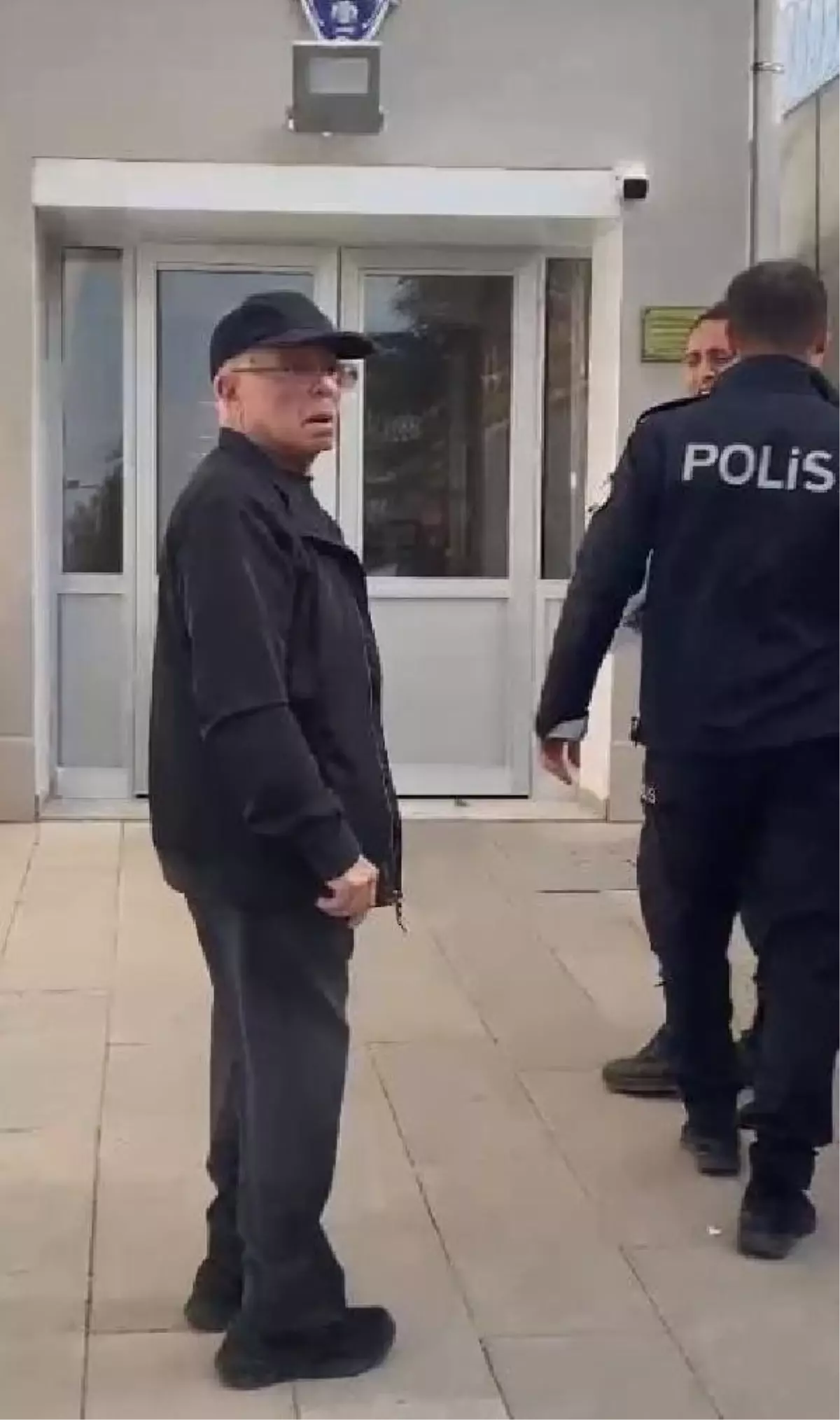 Depremde çöken Emlak Kent Konutları'nın müteahhidi tutuklandı