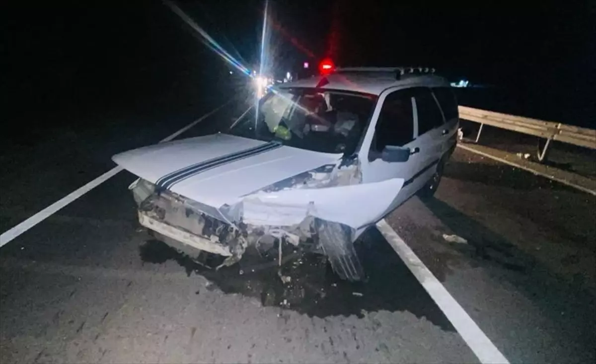 Aksaray'da Lastiği Patlayan Otomobilin Bariyerlere Çarpması Sonucu 6 Kişi Yaralandı