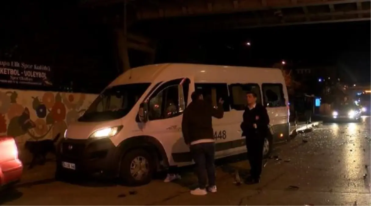 Avcılar'da Kontrolden Çıkan Otomobil Demir Korkuluklara ve Taksiye Çarptı