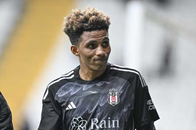 Burak Yılmaz'ı hedef alan Beşiktaş tribünleri tek bir hocanın adını haykırdı Burak Yılmaz'ı hedef alan Beşiktaş tribünleri tek bir hocanın adını haykırdı