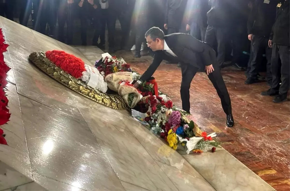 CHP Genel Başkanı Özgür Özel, Ata'ya saygı zinciri etkinliğinde Anıtkabir'i ziyaret etti