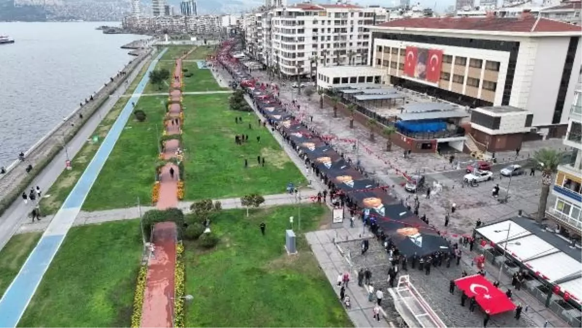 İzmir'de Ata'ya Saygı Korteji düzenlendi