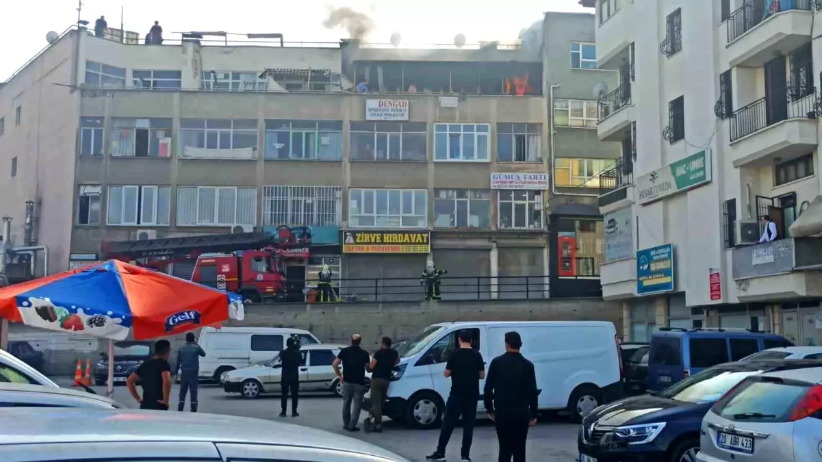 Denizli'de iş hanında çıkan yangın kontrol altına alındı