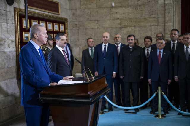 Devlet erkanı Anıtkabir'de! Cumhurbaşkanı Erdoğan özel deftere bu notu düştü Devlet erkanı Anıtkabir'de! Cumhurbaşkanı Erdoğan özel deftere bu notu düştü