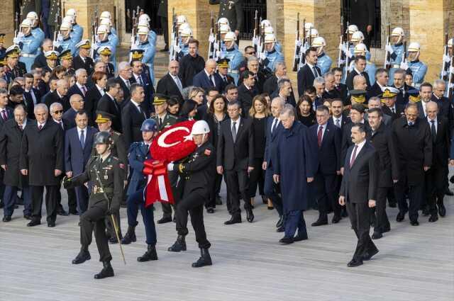 Devlet erkanı Anıtkabir'de! Cumhurbaşkanı Erdoğan özel deftere bu notu düştü Devlet erkanı Anıtkabir'de! Cumhurbaşkanı Erdoğan özel deftere bu notu düştü