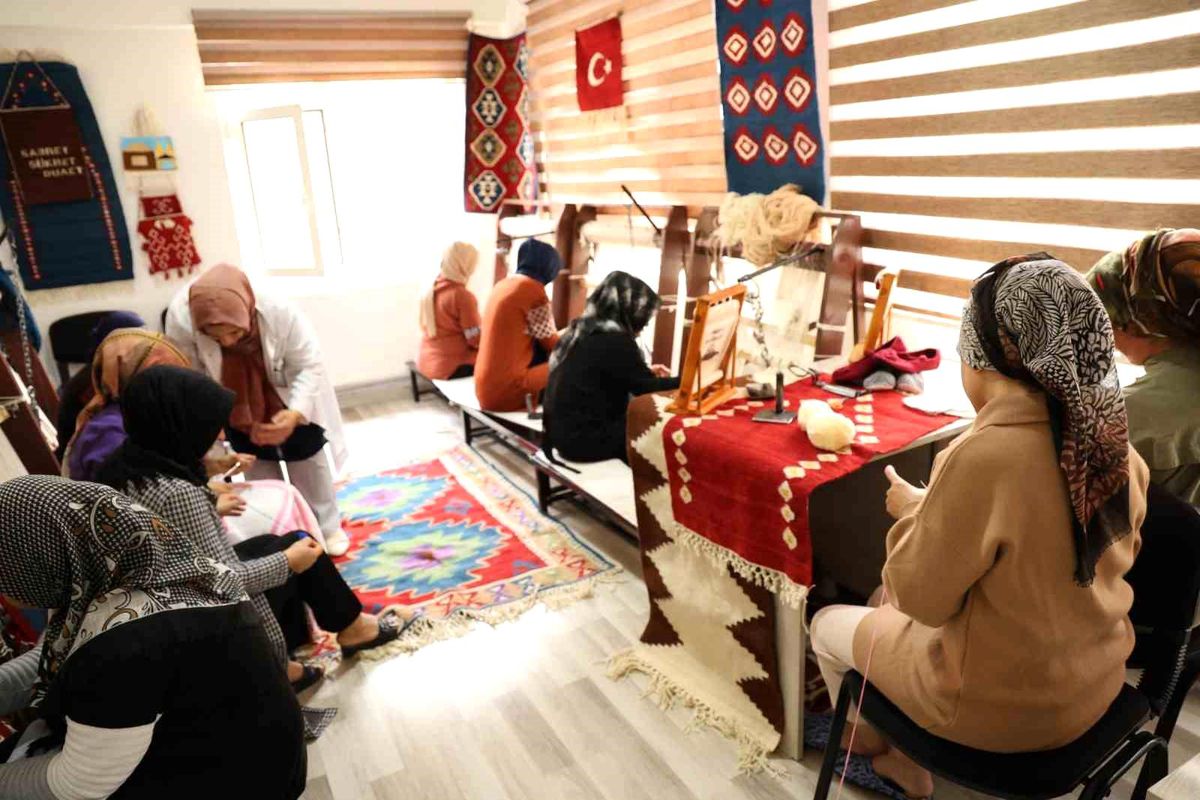 Diyarbakır'da Aile Destek Merkezi'nde Kadınlar Hem Eğitim Alıyor Hem de Ekonomiye Katkı Sağlıyor