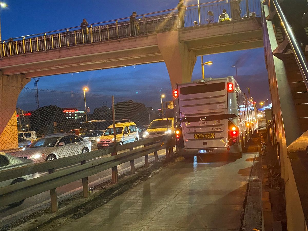 Şişli Çağlayan Durağı'nda Metrobüs Arızası: Seferlerde Aksama Yaşandı