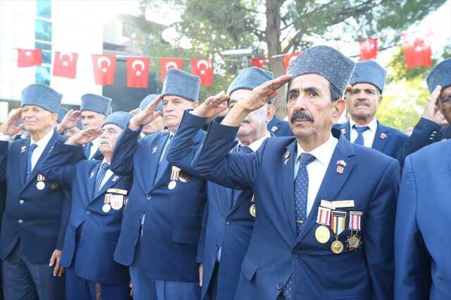 Saat 9'u 5 geçe hayat durdu! Tüm Türkiye, Ulu Önder Mustafa Kemal Atatürk için saygı duruşunda bulundu Saat 9'u 5 geçe hayat durdu! Tüm Türkiye, Ulu Önder Mustafa Kemal Atatürk için saygı duruşunda bulundu