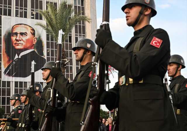 Saat 9'u 5 geçe hayat durdu! Tüm Türkiye, Ulu Önder Mustafa Kemal Atatürk için saygı duruşunda bulundu Saat 9'u 5 geçe hayat durdu! Tüm Türkiye, Ulu Önder Mustafa Kemal Atatürk için saygı duruşunda bulundu