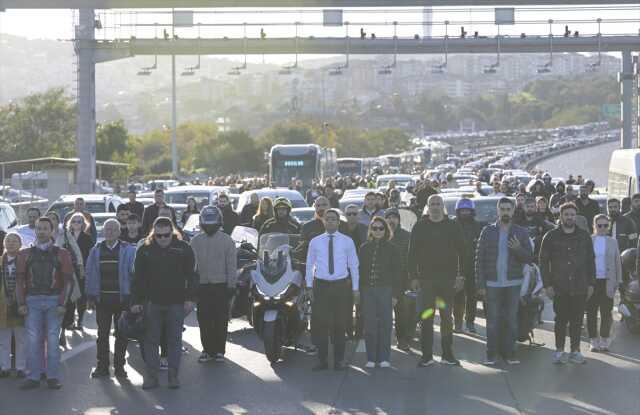 Saat 9'u 5 geçe hayat durdu! Tüm Türkiye, Ulu Önder Mustafa Kemal Atatürk için saygı duruşunda bulundu Saat 9'u 5 geçe hayat durdu! Tüm Türkiye, Ulu Önder Mustafa Kemal Atatürk için saygı duruşunda bulundu