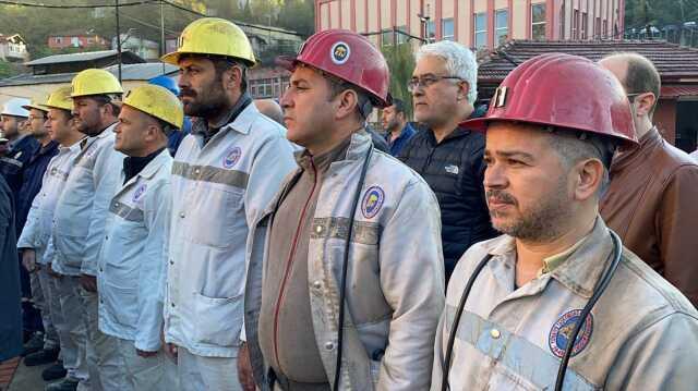 Saat 9'u 5 geçe hayat durdu! Tüm Türkiye, Ulu Önder Mustafa Kemal Atatürk için saygı duruşunda bulundu Saat 9'u 5 geçe hayat durdu! Tüm Türkiye, Ulu Önder Mustafa Kemal Atatürk için saygı duruşunda bulundu