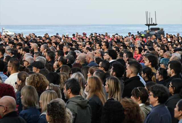 Saat 9'u 5 geçe hayat durdu! Tüm Türkiye, Ulu Önder Mustafa Kemal Atatürk için saygı duruşunda bulundu Saat 9'u 5 geçe hayat durdu! Tüm Türkiye, Ulu Önder Mustafa Kemal Atatürk için saygı duruşunda bulundu