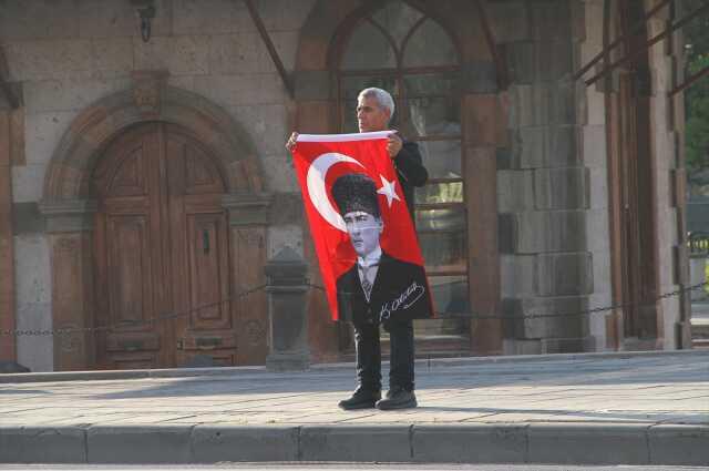 Saat 9'u 5 geçe hayat durdu! Tüm Türkiye, Ulu Önder Mustafa Kemal Atatürk için saygı duruşunda bulundu Saat 9'u 5 geçe hayat durdu! Tüm Türkiye, Ulu Önder Mustafa Kemal Atatürk için saygı duruşunda bulundu