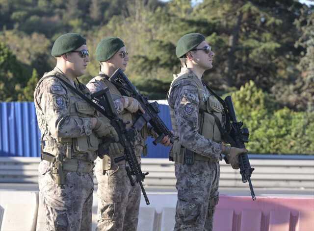 Saat 9'u 5 geçe hayat durdu! Tüm Türkiye, Ulu Önder Mustafa Kemal Atatürk için saygı duruşunda bulundu Saat 9'u 5 geçe hayat durdu! Tüm Türkiye, Ulu Önder Mustafa Kemal Atatürk için saygı duruşunda bulundu