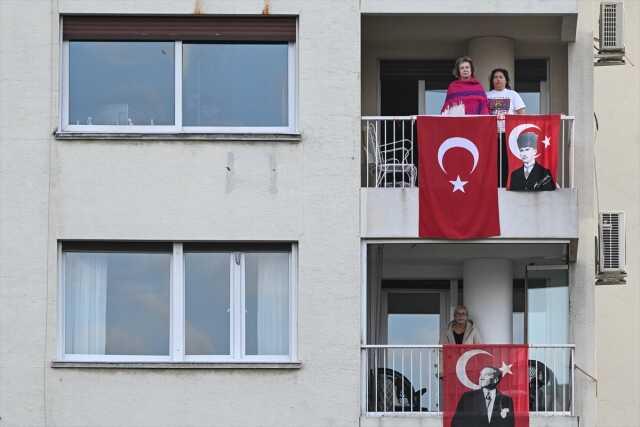 Saat 9'u 5 geçe hayat durdu! Tüm Türkiye, Ulu Önder Mustafa Kemal Atatürk için saygı duruşunda bulundu Saat 9'u 5 geçe hayat durdu! Tüm Türkiye, Ulu Önder Mustafa Kemal Atatürk için saygı duruşunda bulundu