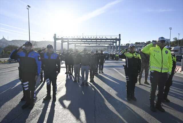 Saat 9'u 5 geçe hayat durdu! Tüm Türkiye, Ulu Önder Mustafa Kemal Atatürk için saygı duruşunda bulundu Saat 9'u 5 geçe hayat durdu! Tüm Türkiye, Ulu Önder Mustafa Kemal Atatürk için saygı duruşunda bulundu