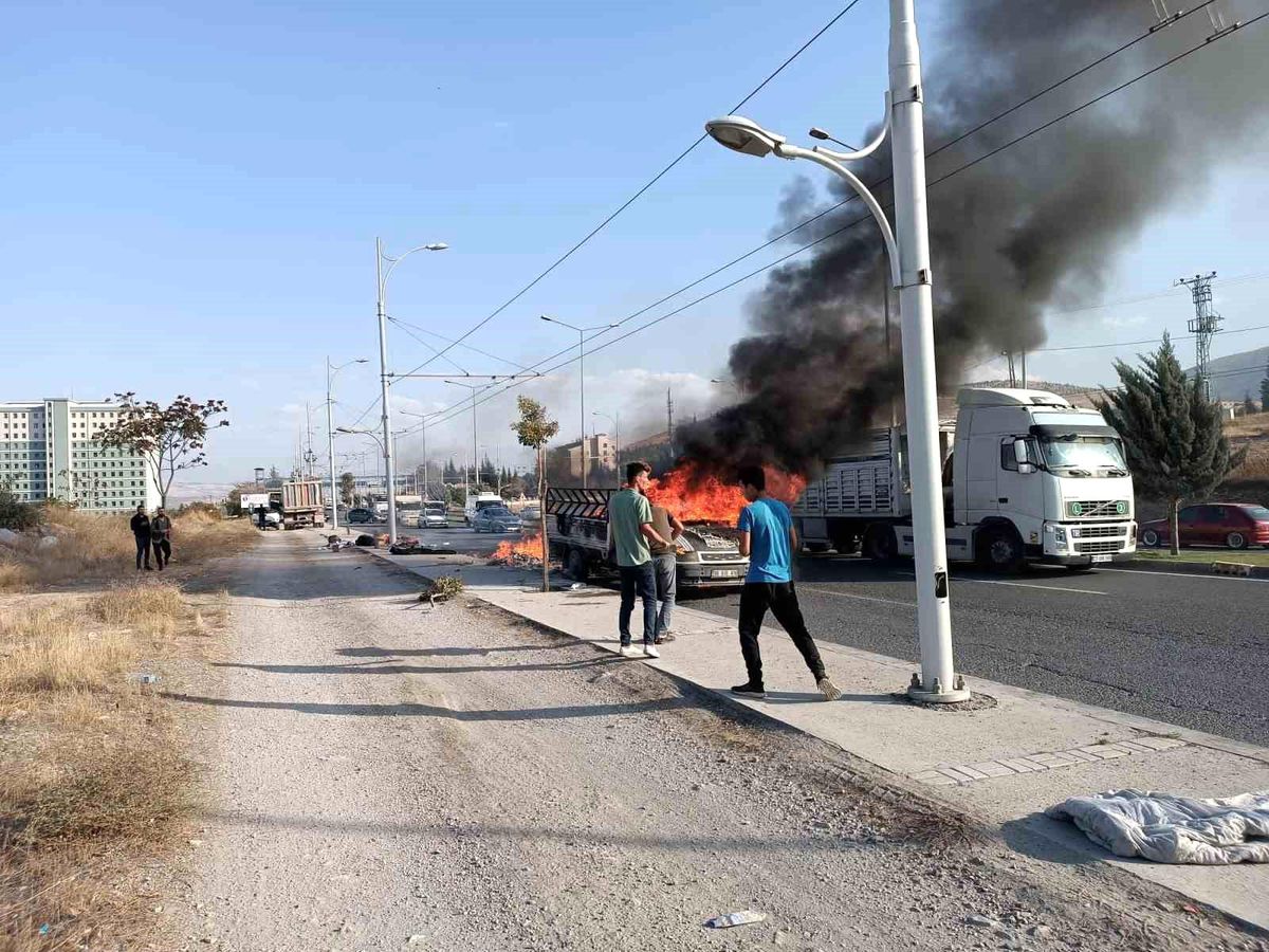 Malatya'da Kamyonetin Kasasında Çıkan Yangın Paniğe Neden Oldu