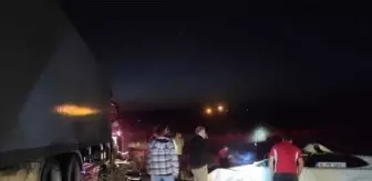 Şırnak'ta Kamyonla Çarpışan Otomobilin Sürücüsü Hastaneye Kaldırıldı