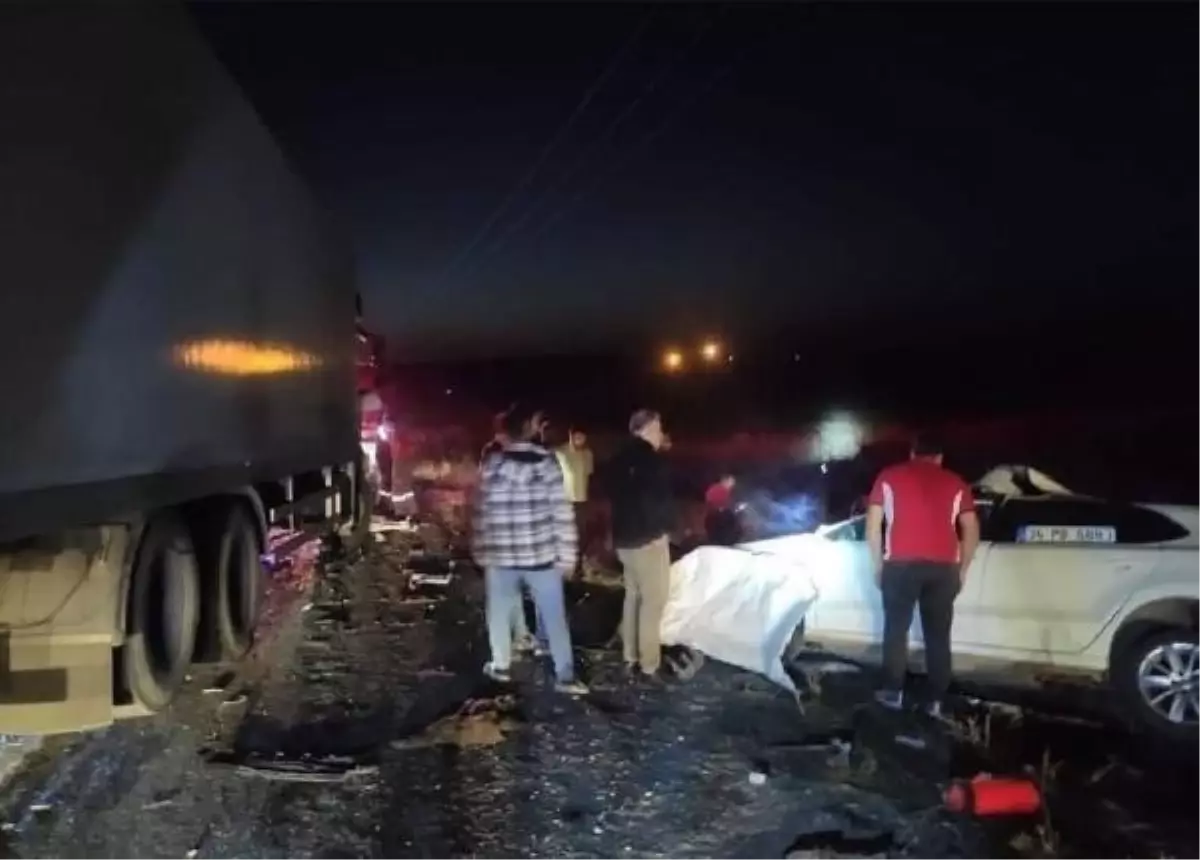 Şırnak'ta Kamyonla Çarpışan Otomobilin Sürücüsü Hastaneye Kaldırıldı