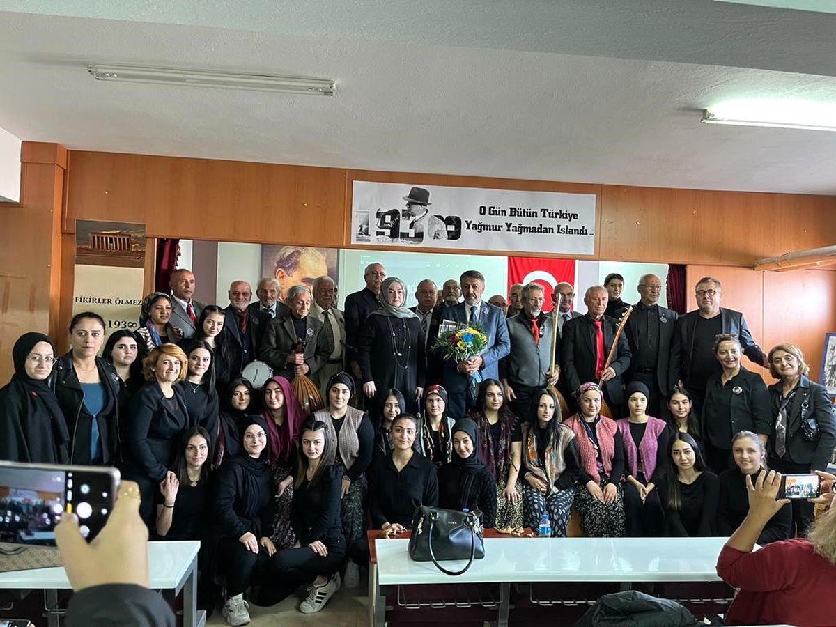 Kayseri'de 'Ulu Çınarlar' korosu ve öğrenciler, Atatürk'ün sevdiği şarkıları seslendirdi