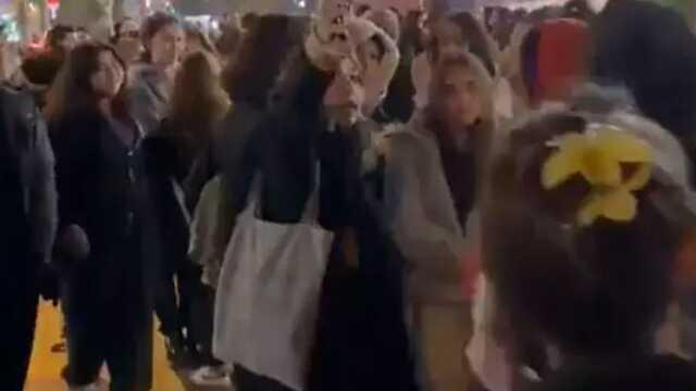 Yeni açılacak kozmetik mağazasının hediyesini duyan Bağdat Caddesi'ne akın etti Yeni açılacak kozmetik mağazasının hediyesini duyan Bağdat Caddesi'ne akın etti