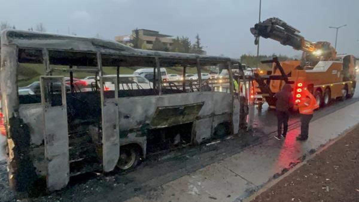 Ataşehir TEM Otoyolu'nda Midibüs Yangını