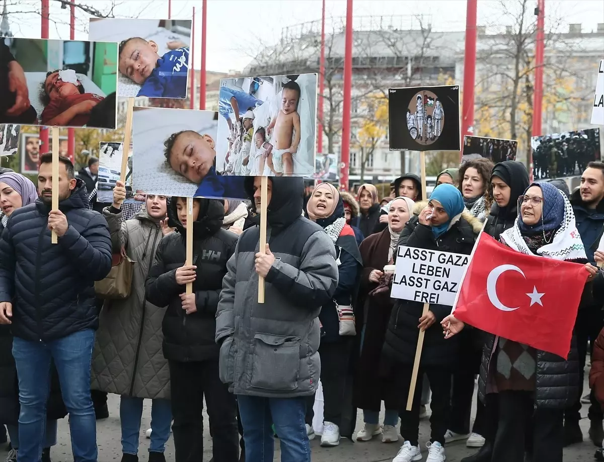 Tunus'ta Filistin'e destek gösterisinde İsrail ile normalleşmeyi suç sayan yasanın çıkarılması çağrısı yapıldı