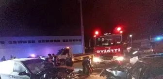 Bolu'da kafa kafaya çarpışan otomobillerde sıkışan sürücü kurtarıldı
