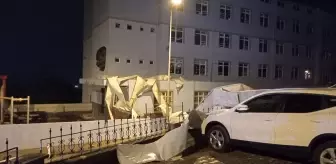 Gemlik'te şiddetli rüzgar okulun çatısını uçurdu