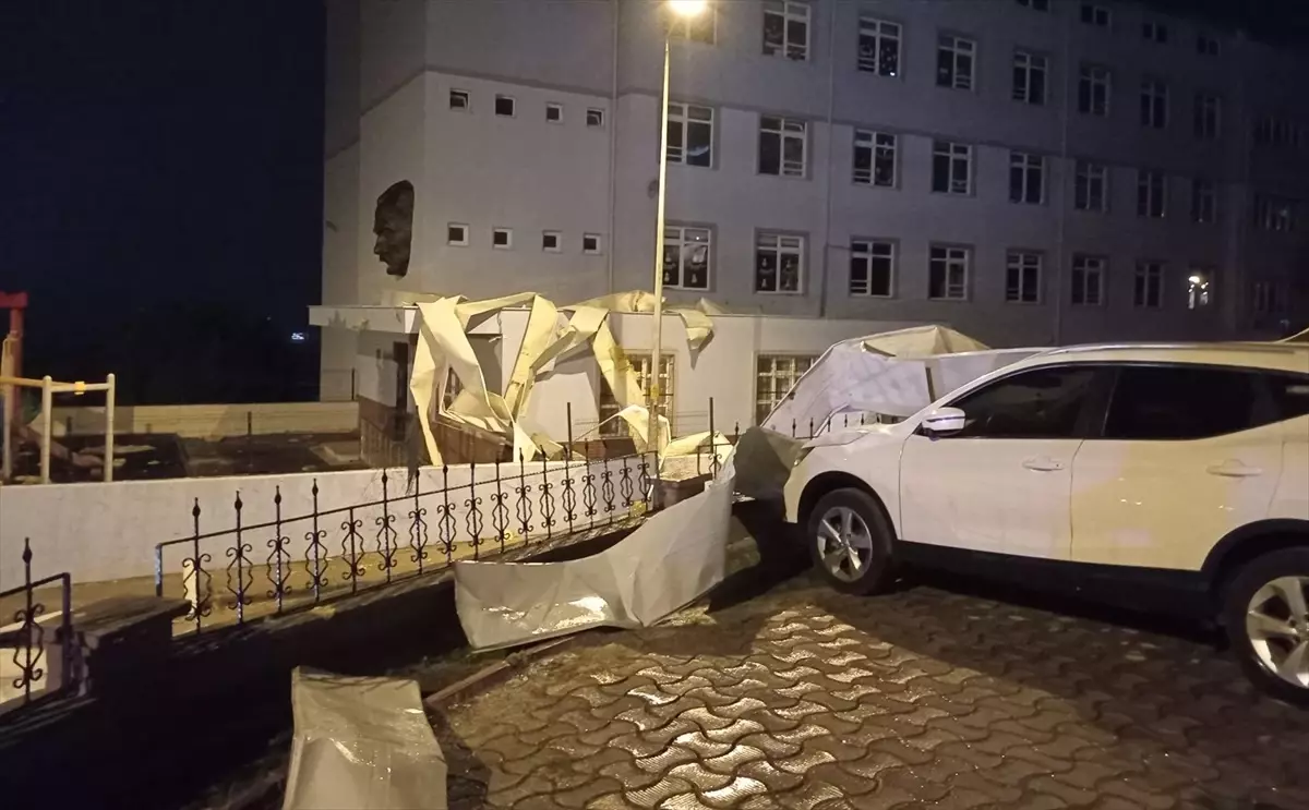 Gemlik'te şiddetli rüzgar okulun çatısını uçurdu