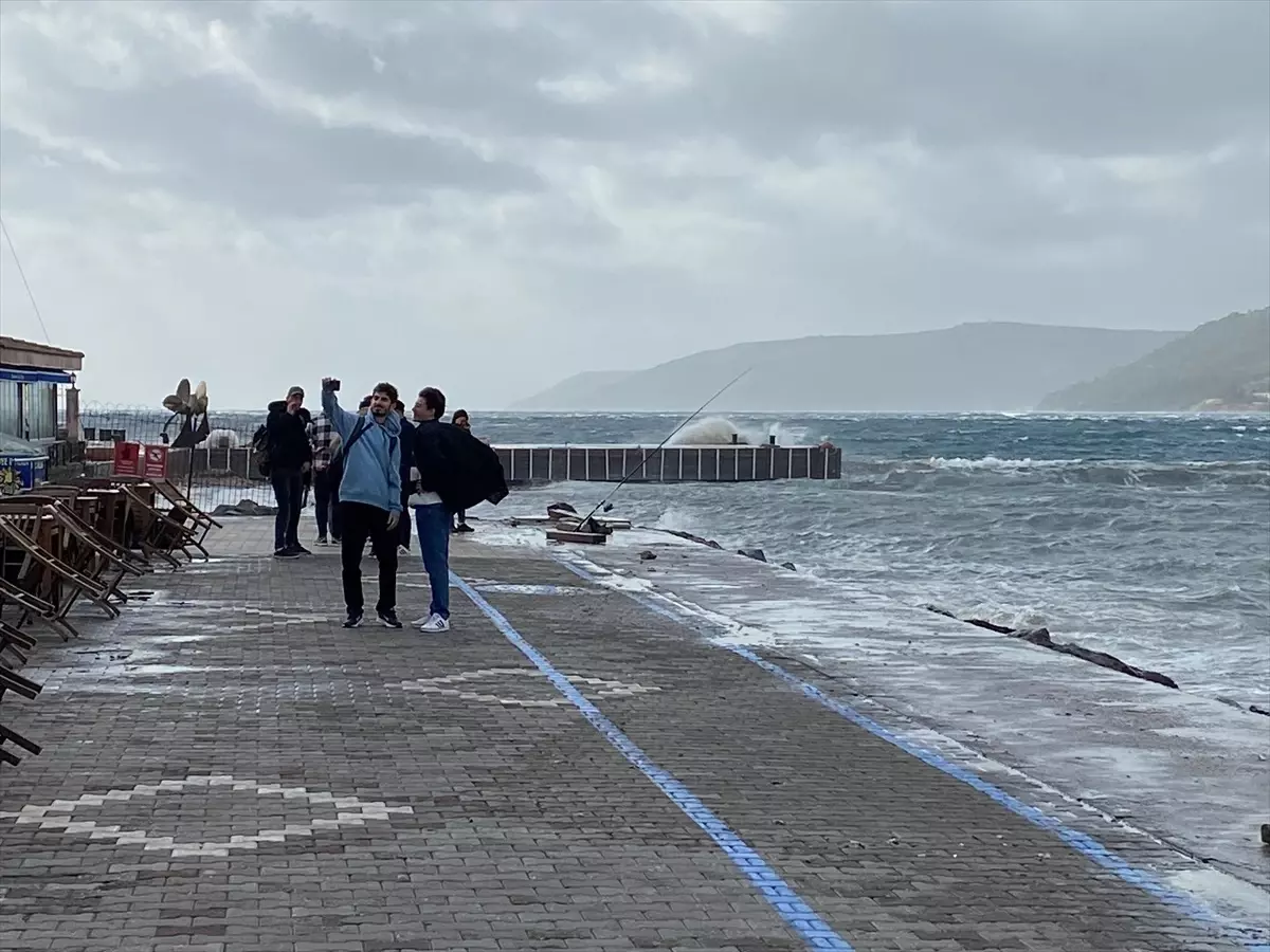Çanakkale Boğazı'nda Fırtına Nedeniyle Deniz Ulaşımı Olumsuz Etkileniyor