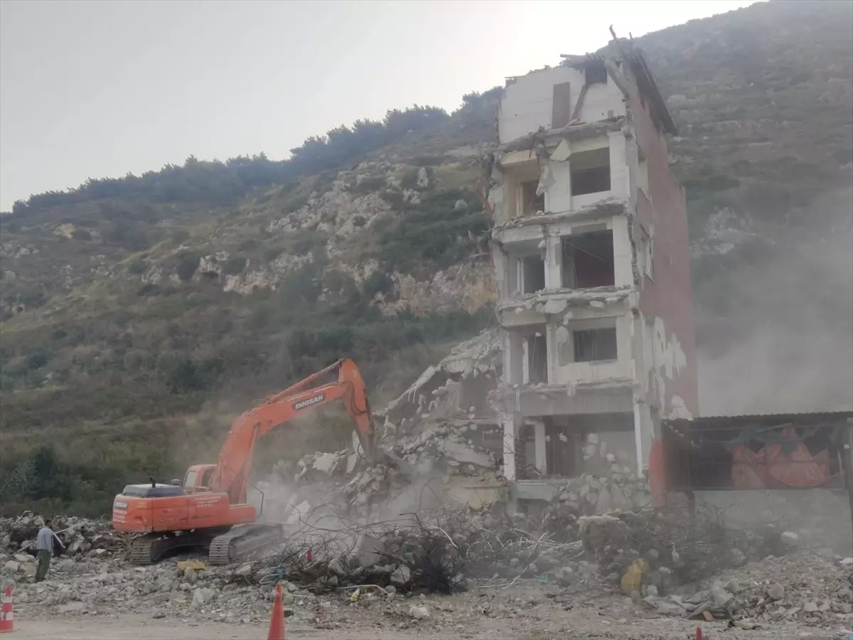 Hatay'da depremden etkilenen 6 bina kontrollü olarak yıkıldı