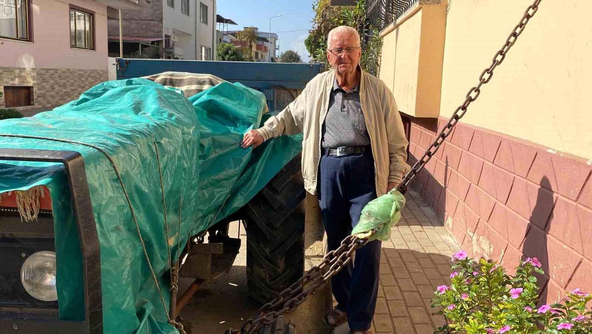 81 yaşındaki adam traktörünü çalınmaması için evine zincirledi