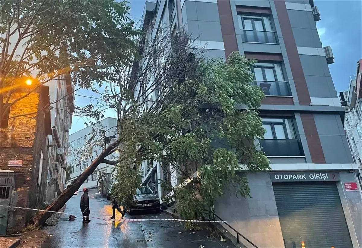 İstanbul'da sağanak ve şiddetli rüzgar hayatı olumsuz etkiliyor