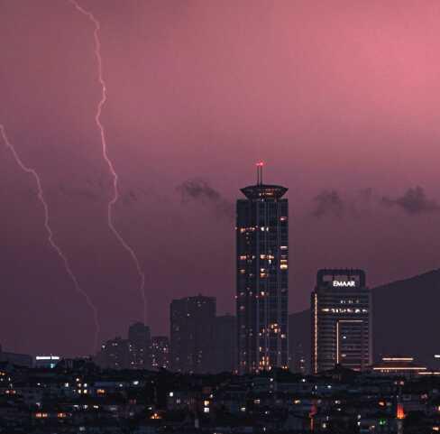 İstanbul'da sağanak yağış ve fırtına! Çatılar uçtu, vatandaşlar zor anlar yaşadı İstanbul'da sağanak yağış ve fırtına! Çatılar uçtu, vatandaşlar zor anlar yaşadı