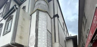 Balıkesir'de Şiddetli Rüzgarın Etkisiyle Cami Malzemeleri Caddeye Düştü